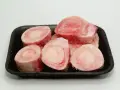 Os de gigot pour chien, congelés et prêts à être dégustés. Ces os sont parfaits pour une mastication saine et divertissante.
