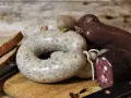 Boudin noir pour chien, une variété de saucisses artisanales, dont une coupée pour montrer sa texture.