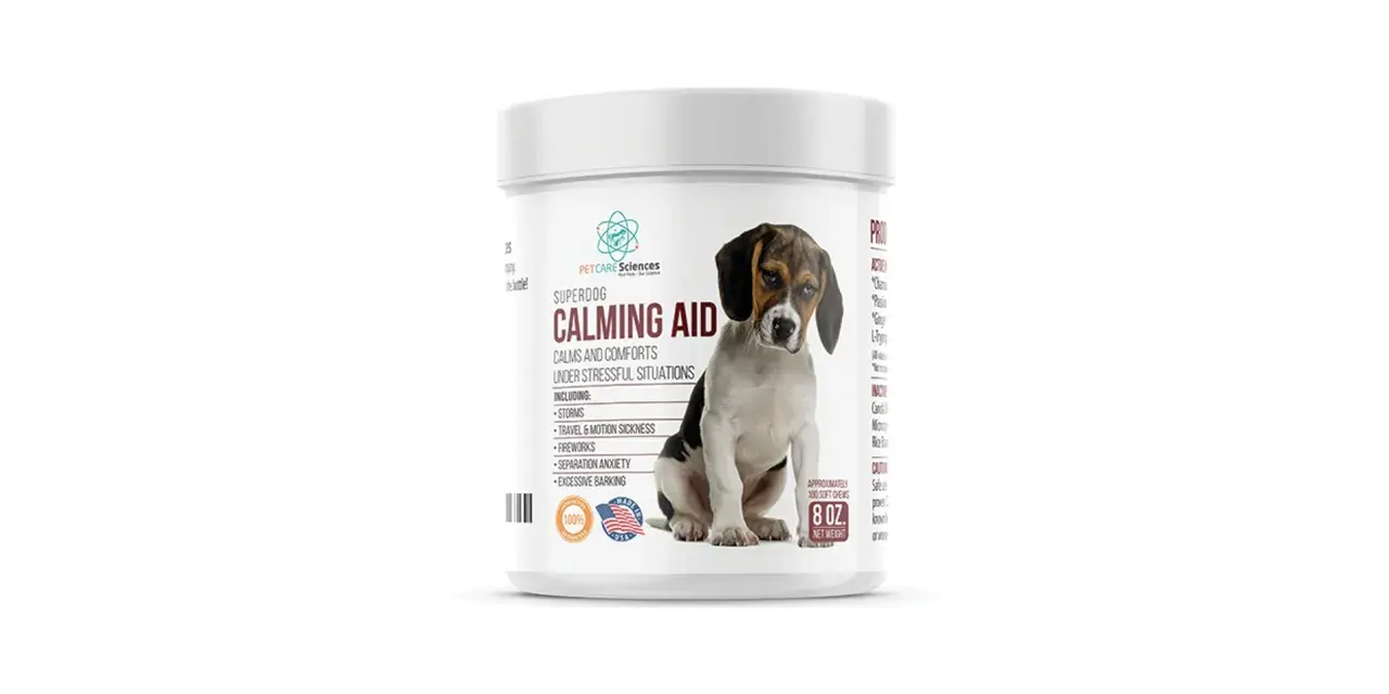 Flacon de SuperDog Calming Aid, un sédatif chien pour apaiser les animaux stressés par les orages, feux d'artifice ou anxiété de séparation.