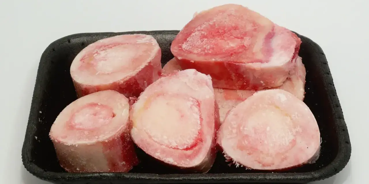 Os de gigot pour chien, congelés et prêts à être dégustés. Ces os sont parfaits pour une mastication saine et divertissante.