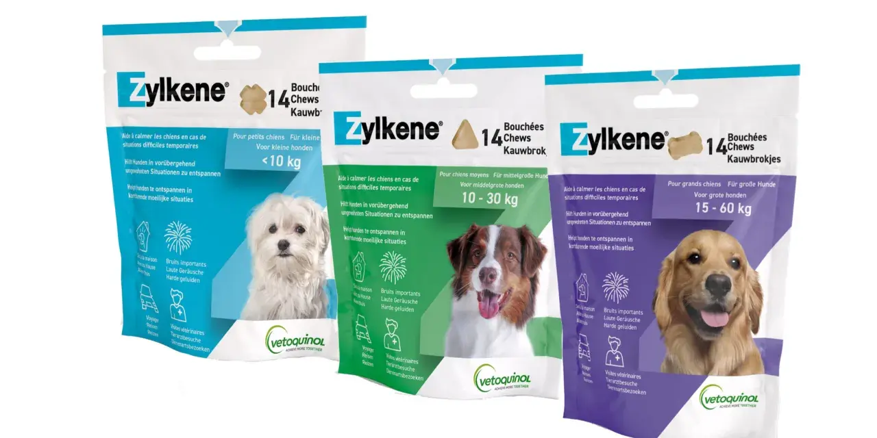 Trois paquets de Zylkène pour chiens, avec des photos de chiens. Le produit aide à calmer les chiens. Zylkène effet au bout de combien de temps ?