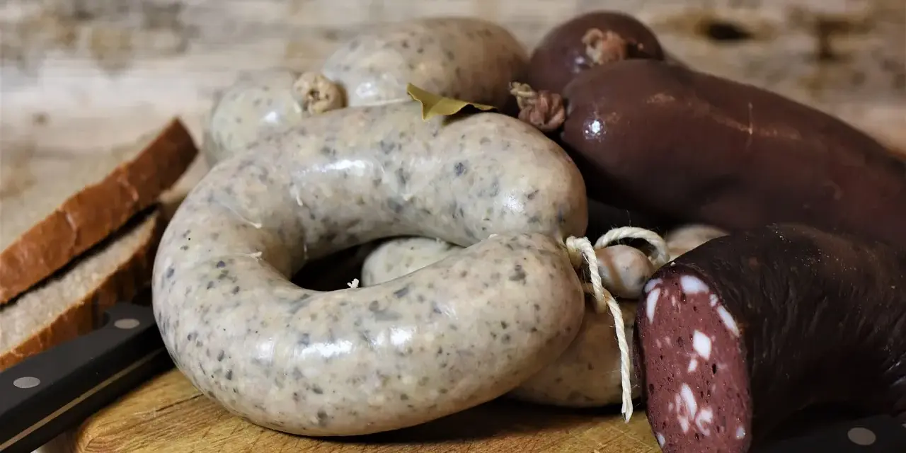 Boudin noir pour chien, une variété de saucisses artisanales, dont une coupée pour montrer sa texture.