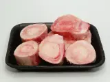 Os de gigot pour chien, congelés et prêts à être dégustés. Ces os sont parfaits pour une mastication saine et divertissante.
