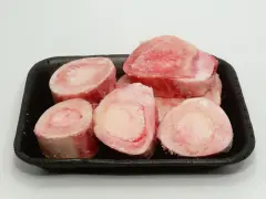 Os de gigot pour chien, congelés et prêts à être dégustés. Ces os sont parfaits pour une mastication saine et divertissante.
