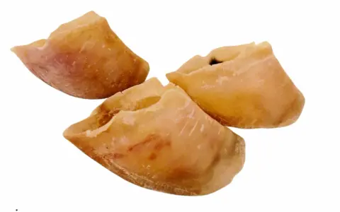 Trois sabots de veau séchés, un danger potentiel pour les chiens s'ils ne sont pas surveillés.