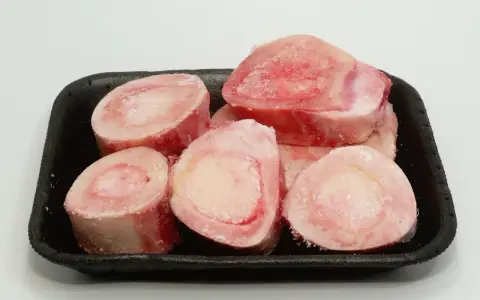 Os de gigot pour chien, congelés et prêts à être dégustés. Ces os sont parfaits pour une mastication saine et divertissante.