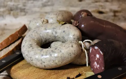 Boudin noir pour chien, une variété de saucisses artisanales, dont une coupée pour montrer sa texture.