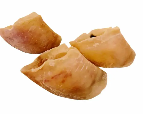 Trois sabots de veau séchés, un danger potentiel pour les chiens s'ils ne sont pas surveillés.