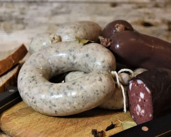 Boudin noir pour chien, une variété de saucisses artisanales, dont une coupée pour montrer sa texture.