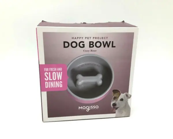 Boîte de jeu gamelle pour chien Magisso, avec un design en forme d'os pour ralentir l'ingestion. Un chien joyeux regarde.