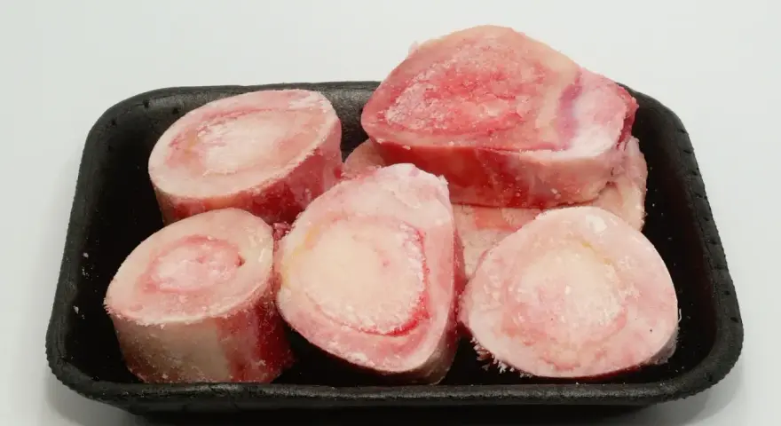 Os de gigot pour chien, congelés et prêts à être dégustés. Ces os sont parfaits pour une mastication saine et divertissante.