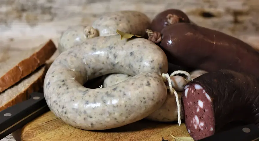 Boudin noir pour chien, une variété de saucisses artisanales, dont une coupée pour montrer sa texture.