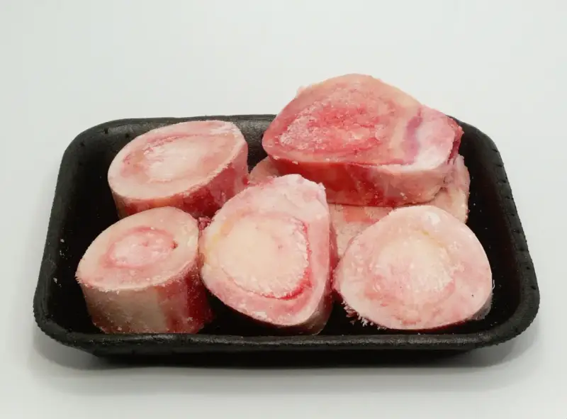 Os de gigot pour chien, congelés et prêts à être dégustés. Ces os sont parfaits pour une mastication saine et divertissante.